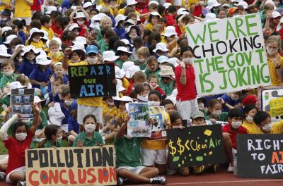 Niños de una escuela protestan contra los altos niveles de contaminación ambiental en Hong Kong (China) en marzo de 2012, en la víspera de celebración del Día del Planeta.