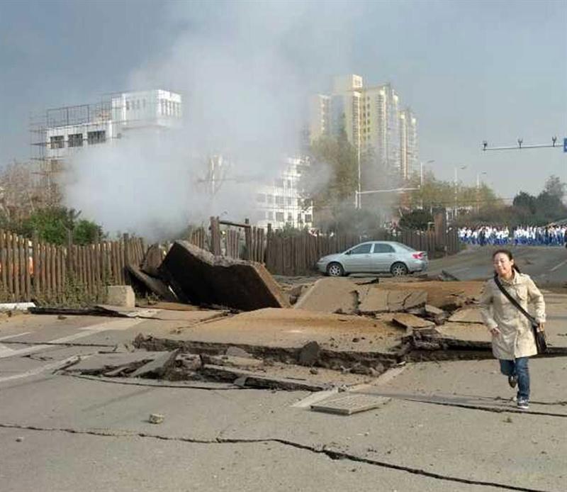 Vista del lugar donde se produjo la explosión de un oleoducto en la ciudad de Qingdao (China) este 22 de noviembre de 2013.