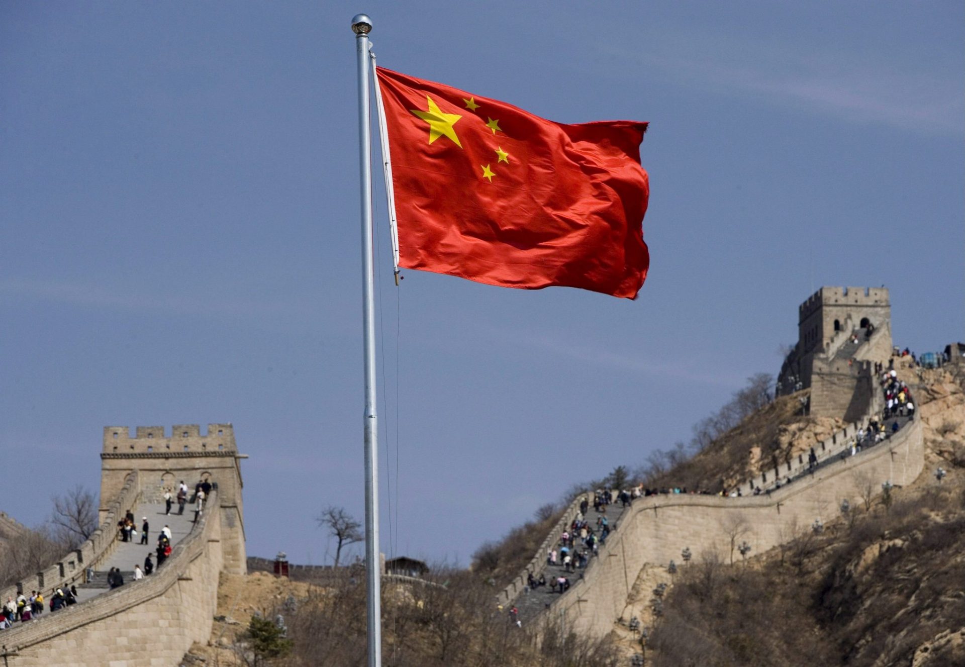 La bandera china ondea junto al tramo Badaling de la Gran Muralla.