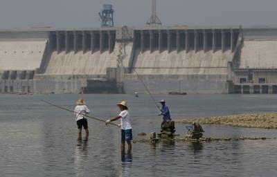 Pescadores delante de la Presa de Danjiangkou, afluente del río Yangtsé y parte del Trasvase de Aguas Sur-Norte, en la ciudad de Danjiangkou, en la provincia china de Hubei, en una foto de septiembre pasado. Ha sido uno los mayores proyectos de trasvase de China,