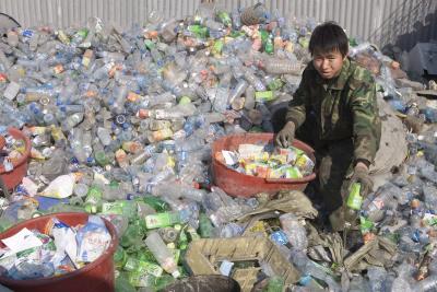 Un hombre chino elige botellas de plástico para su reciclaje en un vertedero de Jixi, al noreste de China.