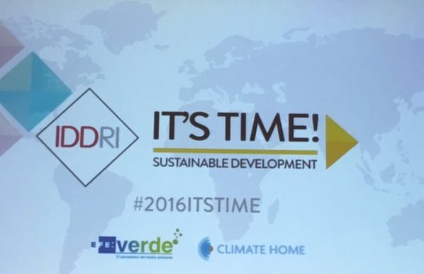 La conferencia, que tiene lugar hoy y mañana en el Palacio de la Bolsa de París, ha sido organizada por el Instituto francés de Desarrollo Sostenible y Relaciones Internacionales (IDDRI), y cuentacon la colaboración de EFEverde, la plataforma de periodismo ambiental de la agencia EFE. El pasado año "pasará a la historia como el año en el que se lograron dos grandes metas medioambientales": los países acordaron los Objetivos de Desarrollo Sostenible (ODS) y un pacto global de lucha contra el cambio climático, "ahora es el momento de trasladar esos compromisos a la acción nacional", subrayó la directora del IDDRI, Teresa Ribera. Una vez adoptados esos dos hitos medioambientales, "2016 presenta la oportunidad de avanzar hacia un nuevo modelo de desarrollo bajo en carbono, de vivir dentro de los limites planetarios, y de establecer nuevos mecanismos para aprender juntos en este proceso", incidió la directora del IDDRI en la inauguración de la conferencia. "Ya tenemos el guión ahora necesitamos desarrollar la película: trasladar lo acordado a nivel internacional a cualquier toma de decisión a nivel doméstico. Debemos lograr un futuro bajo en emisiones sin dejar a nadie atrás, asegurando la justicia social, protegiendo a los más vulnerables", agregó. La directora del IDDRI detalló que los debates de estos dos días girarán en torno a cómo monitorizar la acción de los países en materia climática; y a cuáles son los retos financieros para que la transición hacia una economía baja en carbono ocurra de la manera más rápida y más justa posible. En la misma línea, Johan Kuylensierna, director del Instituto Ambiental de Estocolmo (SEI, por sus siglas en inglés), alertó de que "si no se actúa a nivel país, todo lo acordado el año pasado quedara en el aire". "Descarbonizar las economías nacionales, crear trabajos verdes y luchar contra el hambre y la pobreza en el mundo son perfectamente compatibles", remarcó. En nombre del las ONG ambientales, el presidente de WWF en Sudáfrica, Valli Moosa, dijo que "los gobiernos y la sociedad civil pusieron tanta energía en lograr tanto el acuerdo del clima de París como los ODS, que si ahora no los trasladan a la práctica será un sonrojo mundial". "Necesitamos ONG ambientales fuertes, que vigilen que lo acordado de desarrolla", añadió Moosa. Por su parte, Anne Marie Descotes, directora de Desarrollo Internacional del Ministerio de Asuntos Exteriores de Francia, abogó porque los países ratifiquen el acuerdo de París "tan pronto como sea posible", y avanzó que el Gobierno francés lo presentará al Parlamento para su ratificación la próxima semana. EFEverde cam