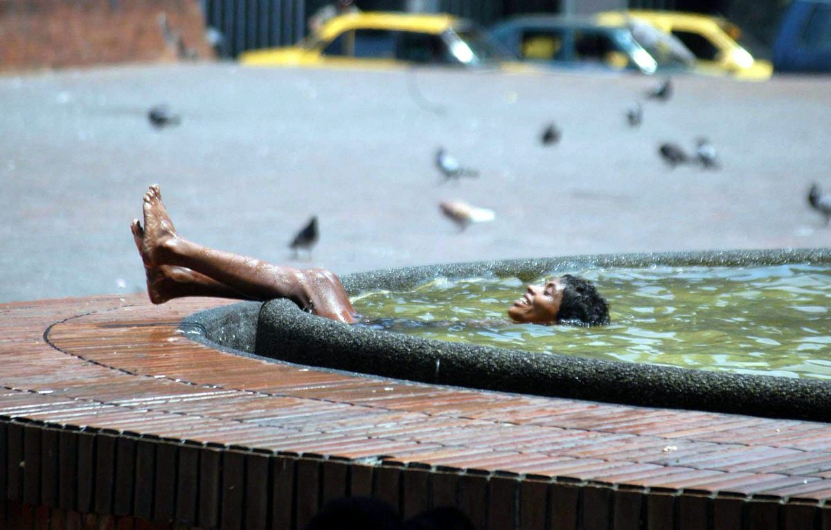 Baño en una fuente de Cali. Colombia en alerta por El Niño.