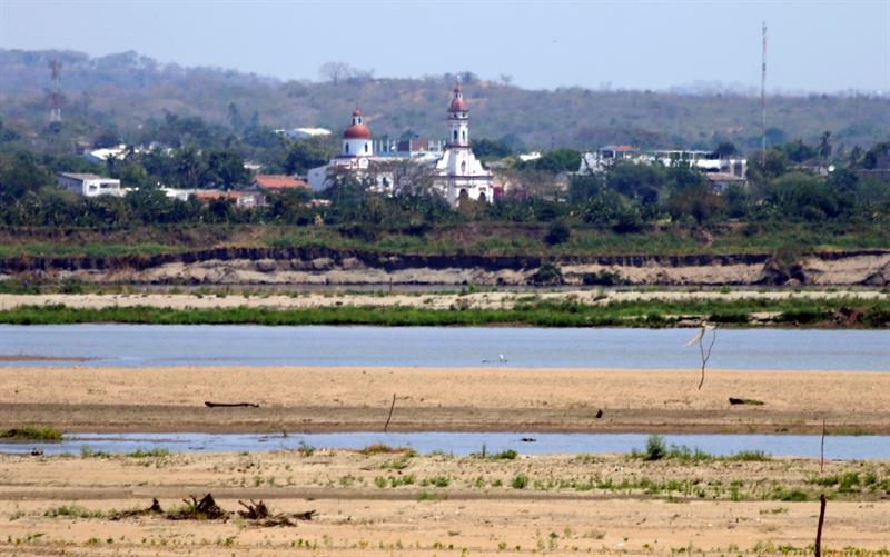 Orillas del río Magdalena, el principal del país, que la sequía derivada de El Niño, ha dejado sin agua 