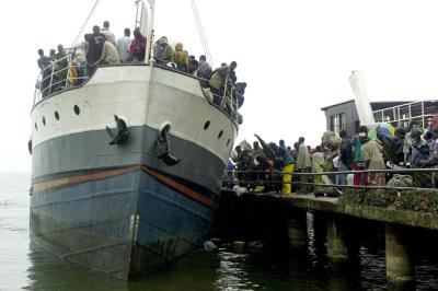 Cientos de congoleños suben a un barco tras la erupción del volcán Nyiragongo en enero de 2002. 