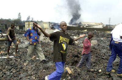 Ciudadanos de Goma huyen de la erupción del volcán Nyiragongo (Congo) en enero de 2002, que causó cientos de muertos y miles de desplazados.