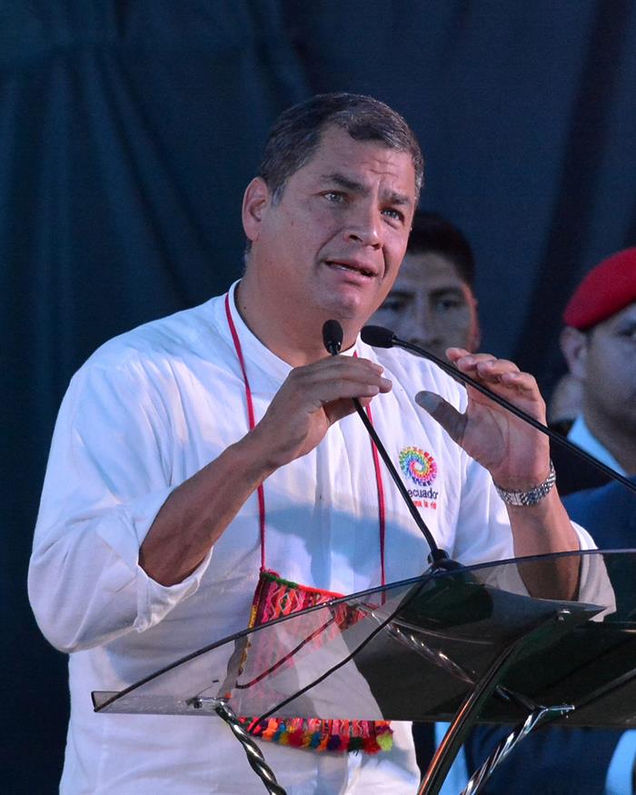 El presidente de Ecuador Rafael Correa habla en la clausura de la II Conferencia Mundial de los Pueblos sobre el Cambio Climático celebrada en Cochabamba. 