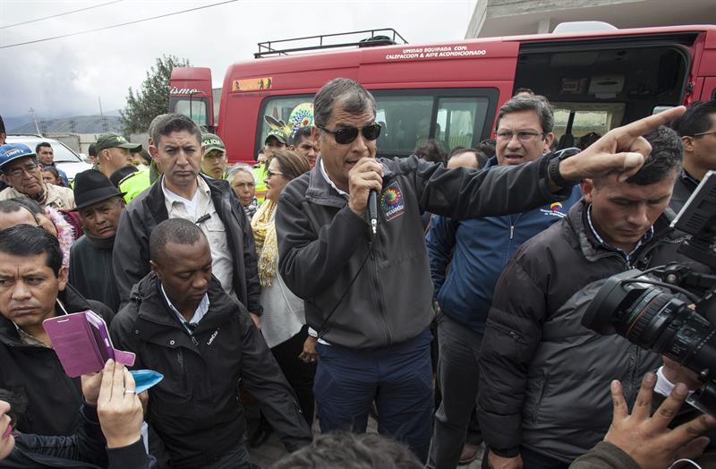 El presidente Correa conversa con afectados por la  actividad del volcán Cotopaxi.