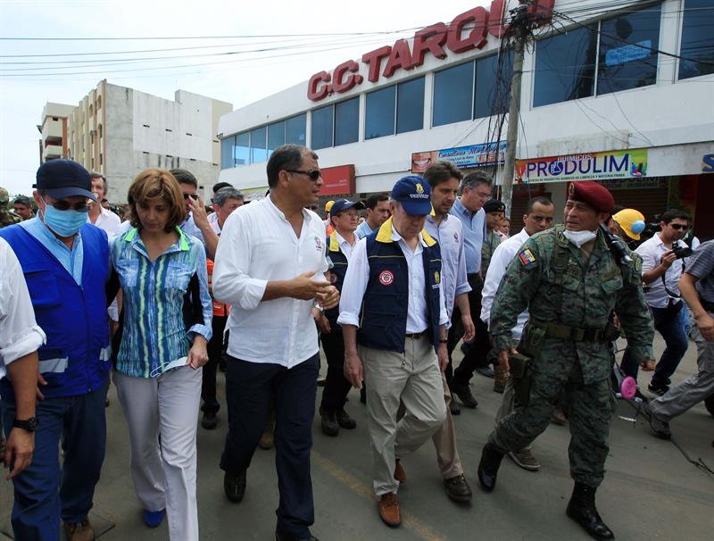 Correa y Santos en el barrio Tarqui, uno de los más afectados por el terremoto en la costa norte de Ecuador. 
