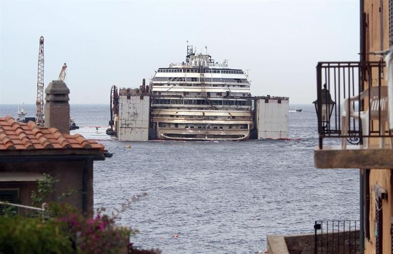 Los trabajos para reflotar el Costa Concordia vistos desde la isla de Giglio.