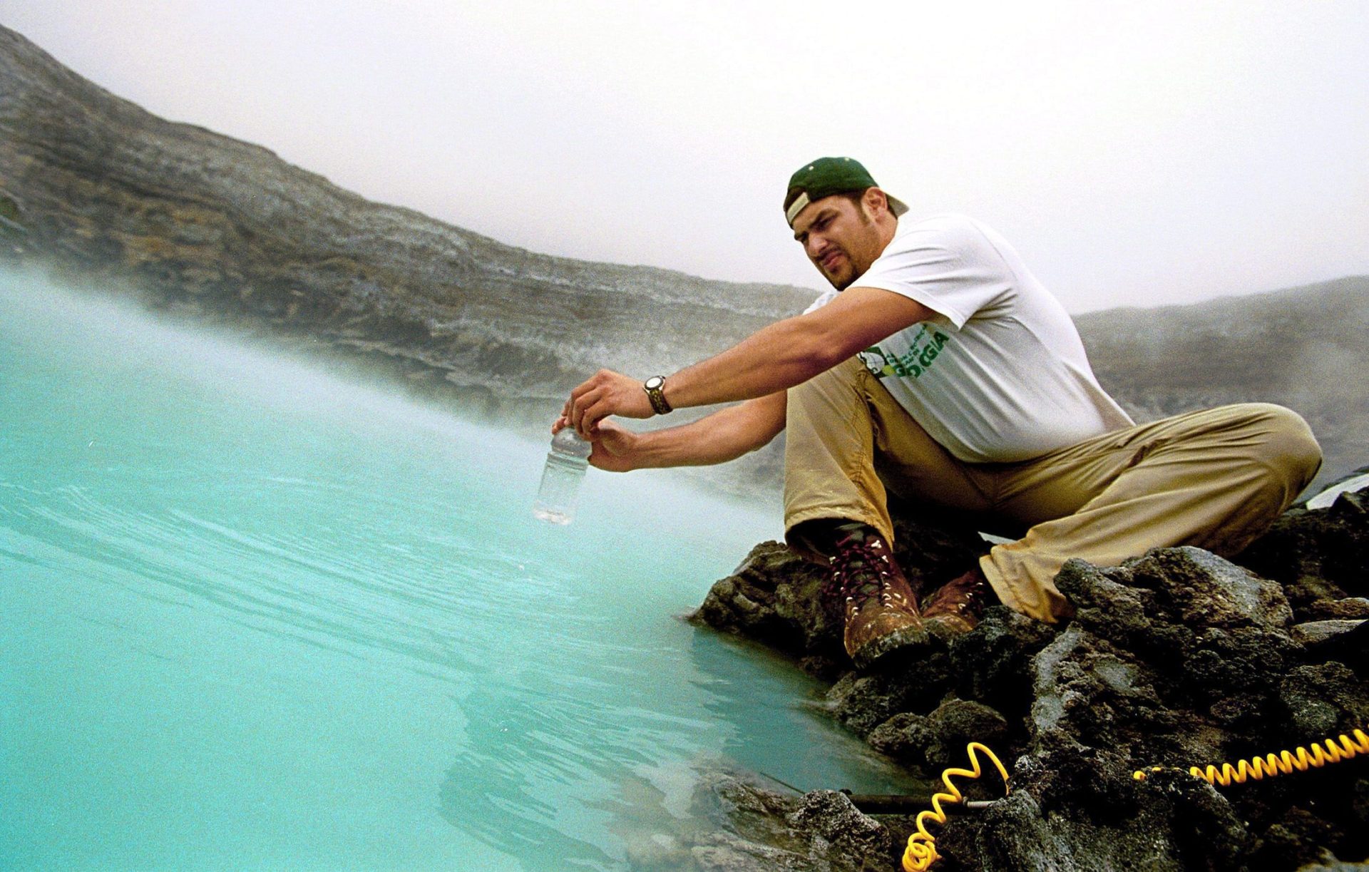 Un vulcanólogo toma muestras del cráter del volcán Poás