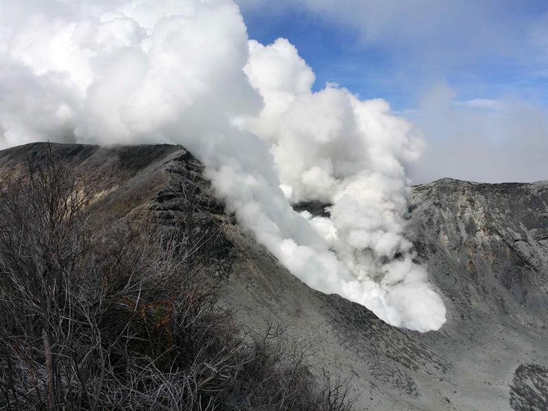 E volcán Turrialba, en Costa Rica, que entró en una fase de erupciones de gas y ceniza el 30 de octubre pasado
