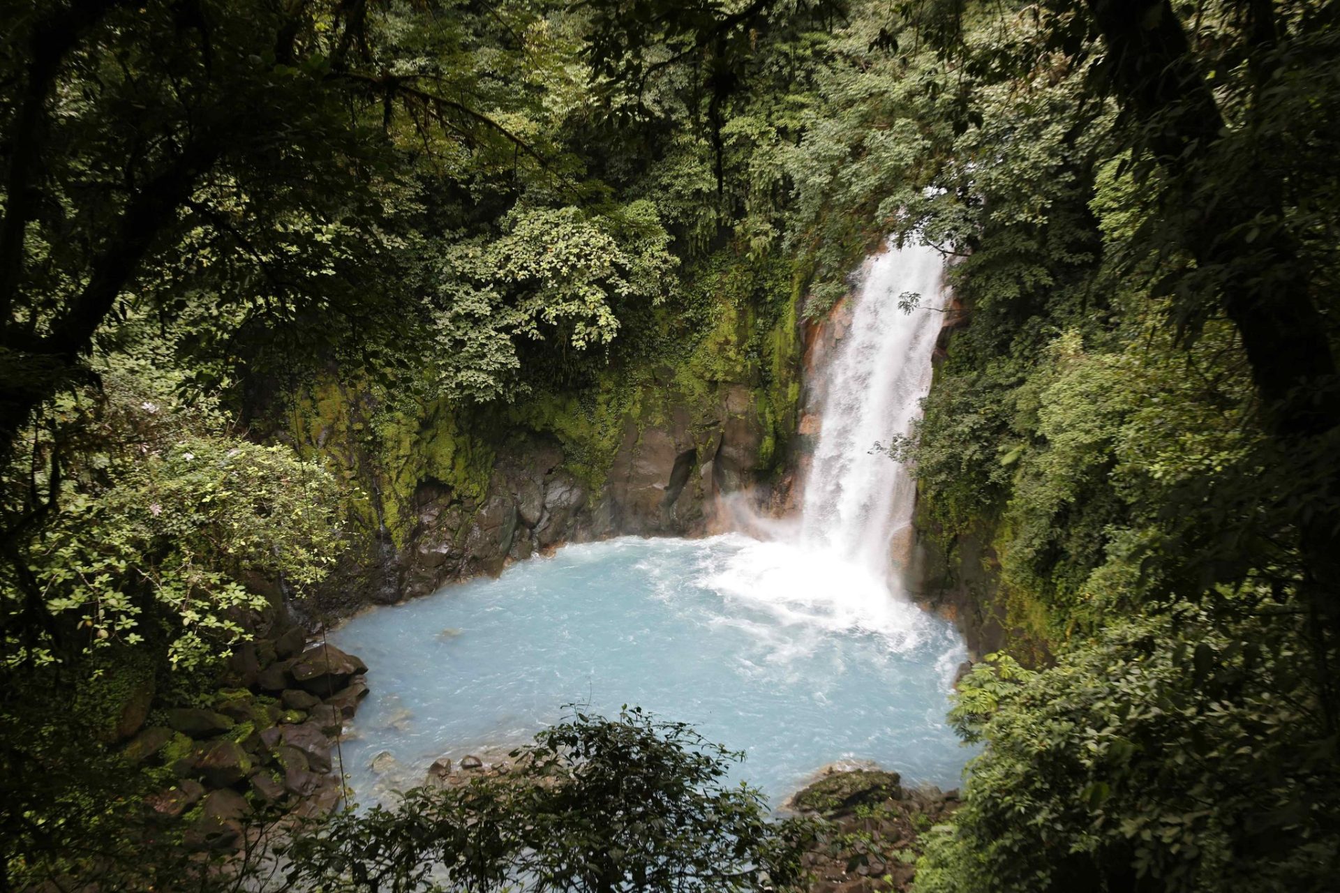 Catarata en el parque Volcán Tenorio en Guanacaste, Costa Rica, que protege el 26 % de su territorio.