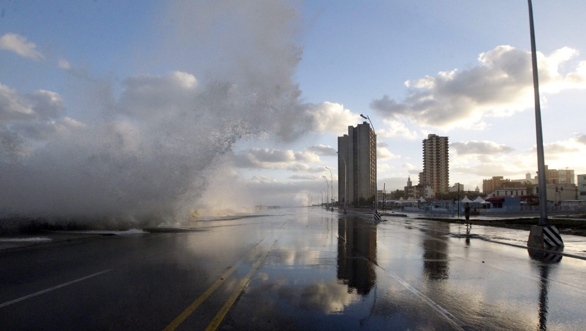 El Malecón de La Habana cubierto por el mar que se internó 400 metros en la ciudad.