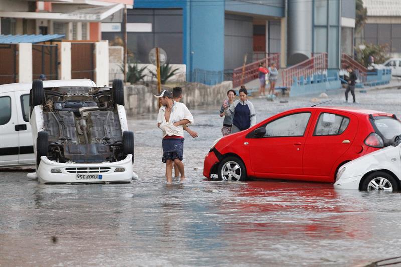 El mar se internó 400 metros hacia el interior de la ciudad y causó desastres materiales. 