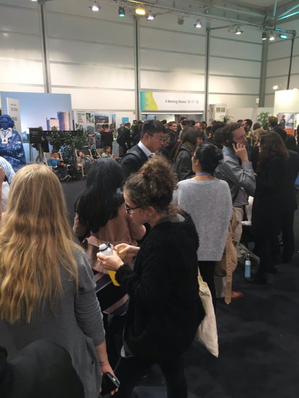 Colas interminables y horas de espera para acceder al único acto de la Administración #Trump en la #COP23. La temática? Promover el acceso universal a loa combustibles #fósiles. Foto: caty Arevalo (EFEverde)