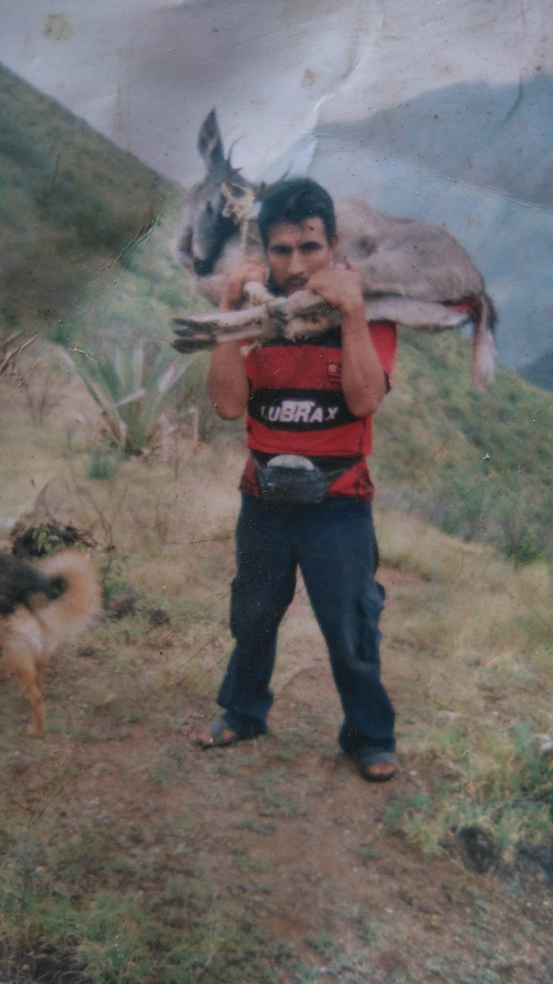 (Hitler cargando animal) Hitler Rojas era conocido por ser muy aguerrido y un defensor de su comunidad. Acá lo vemos cazando y llevando alimento para su esposa y tres hijos. Archivo familia Rojas / Cortesía.