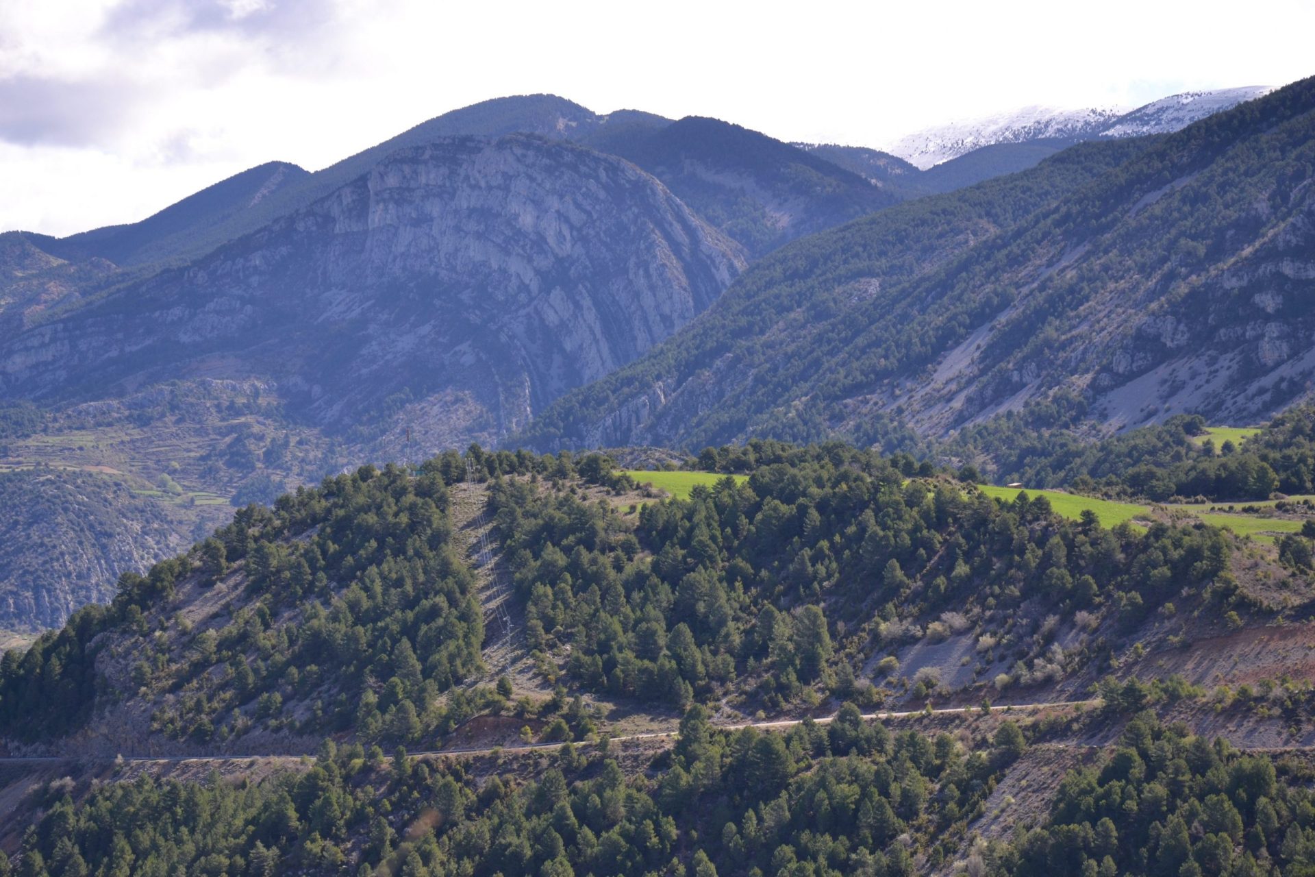 Imagen panorámica de la Montaña de Alinyá y de la popular "Roca de la Pena", en el prepirineo de Lérida. Foto: Raúl Casado