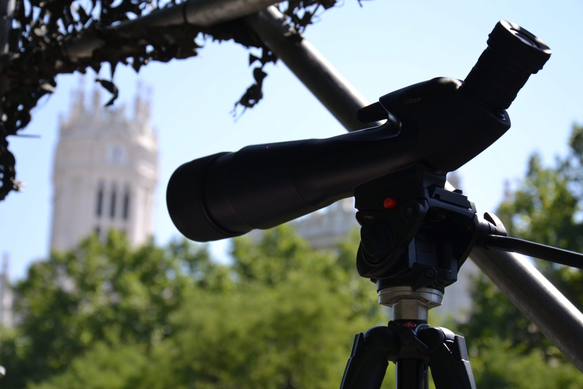 Los espacios naturales más valiosos de España y las múltiples ofertas -de ocio y de negocio- que existen en torno a ellos, han invadido el centro de Madrid en una peculiar feria instalada en el popular y emblemático Paseo del Prado. Foto: Raúl Casado (EFE)