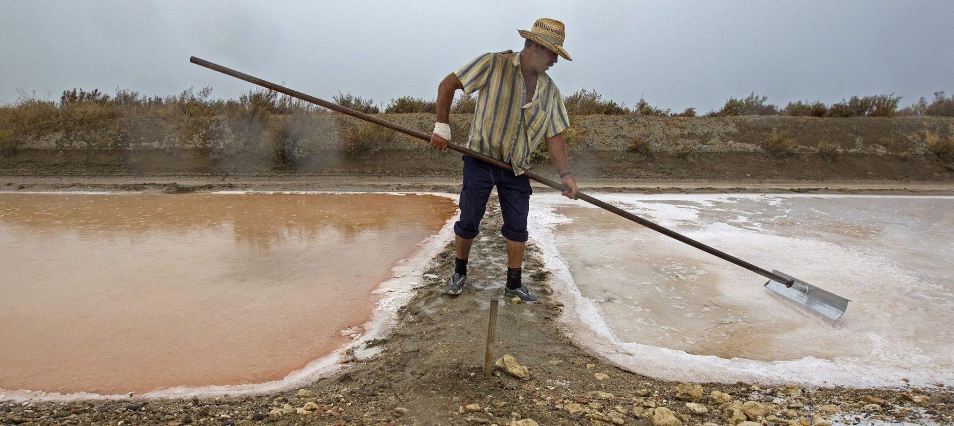 Demetrio Berenguer, capataz en la salina La Esperanza Grande. Puerto Real (Cádiz). EFE/José Manuel Vidal