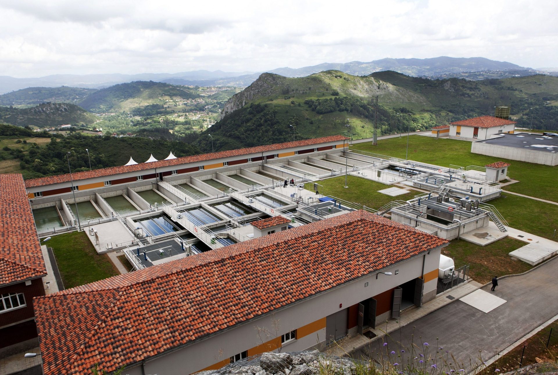 La Estación de Tratamiento de Agua Potable (E.T.A.P) de Cabornio, en el concejo de Ribera de Arriba, que ha sido inagurada hoy por el alcalde de Oviedo, Agustín Iglesias Caunedo, y Esther Alcocer Koplowitz, presidenta de la empresa FCC, que ha realizado las obras. EFE/Alberto Morante