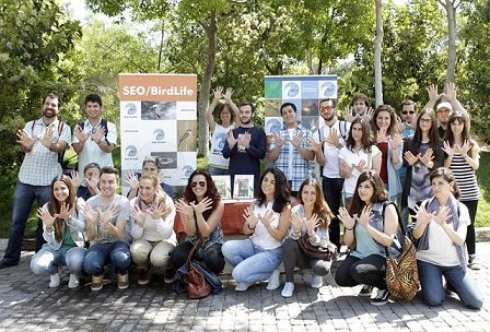 Estudiantes de veterinaria hacen el gesto de la mariposa hoy en el Bioparc de Valencia. EFE/Juan Carlos Cárdenas