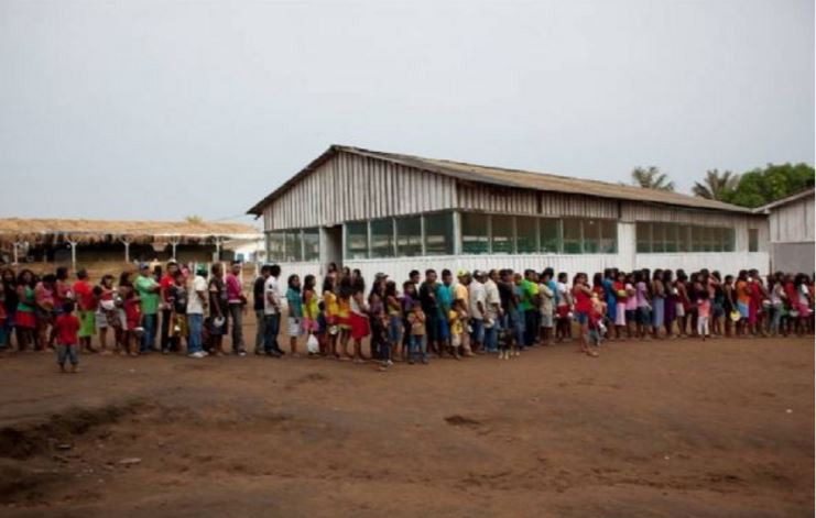 La aldea tiene unos 500 habitantes, de la etnia tariana, pero han llegado hasta allí cientos de indios y pescadores que viven en otras comunidades de la región, en busca de atención médica.