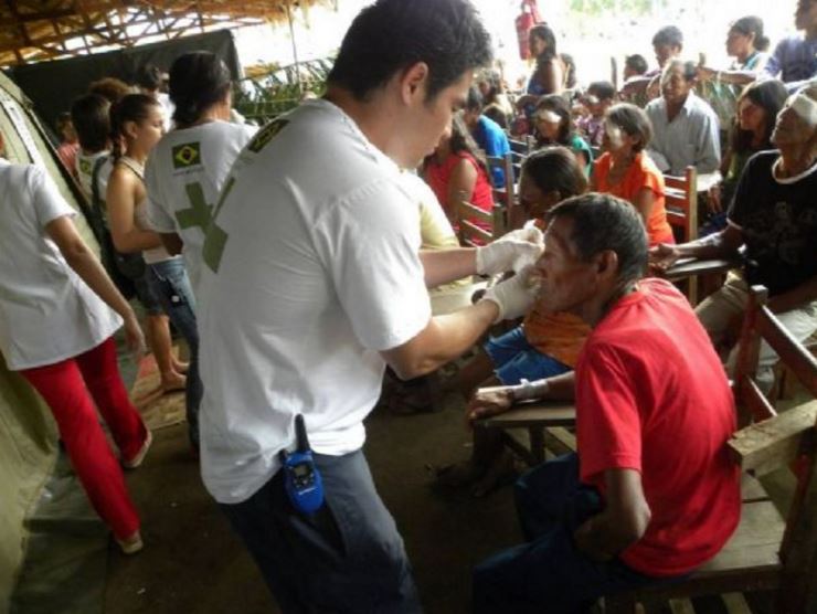 Los 70 médicos han atendido en Içana a 800 personas, de las cuales 165 fueron sometidas a cirugías ambulatorias, en su mayoría por hernias, cataratas o bultos carnosos en torno a los ojos. 