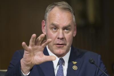 Zinke se opuso a limitar las emisiones de gases, a los proyectos energéticos extractivos en tierras gestionadas por Interior y a la moratoria de Obama a dedicar estos terrenos para explotar carbón. 