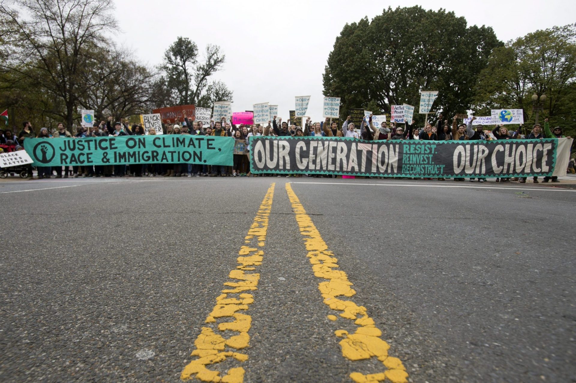Jóvenes en una manifestación para protestar contra el cambio climático cerca de la Casa Blanca.