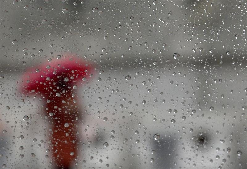Una mujer camina protegiéndose de la lluvia por Nueva York la pasada semana cuando cayeron fuertes precipitaciones en la costa este de Estados Unidos.