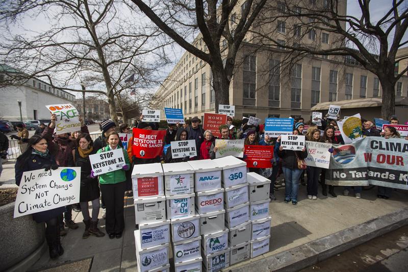 Participantes en una protesta contra el oleoducto Keystone XL, frente a la sede del Departamento de Estado estadounidense, en Washington.