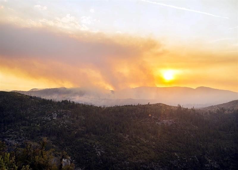 incendio en el valle del parque Yosemite en California
