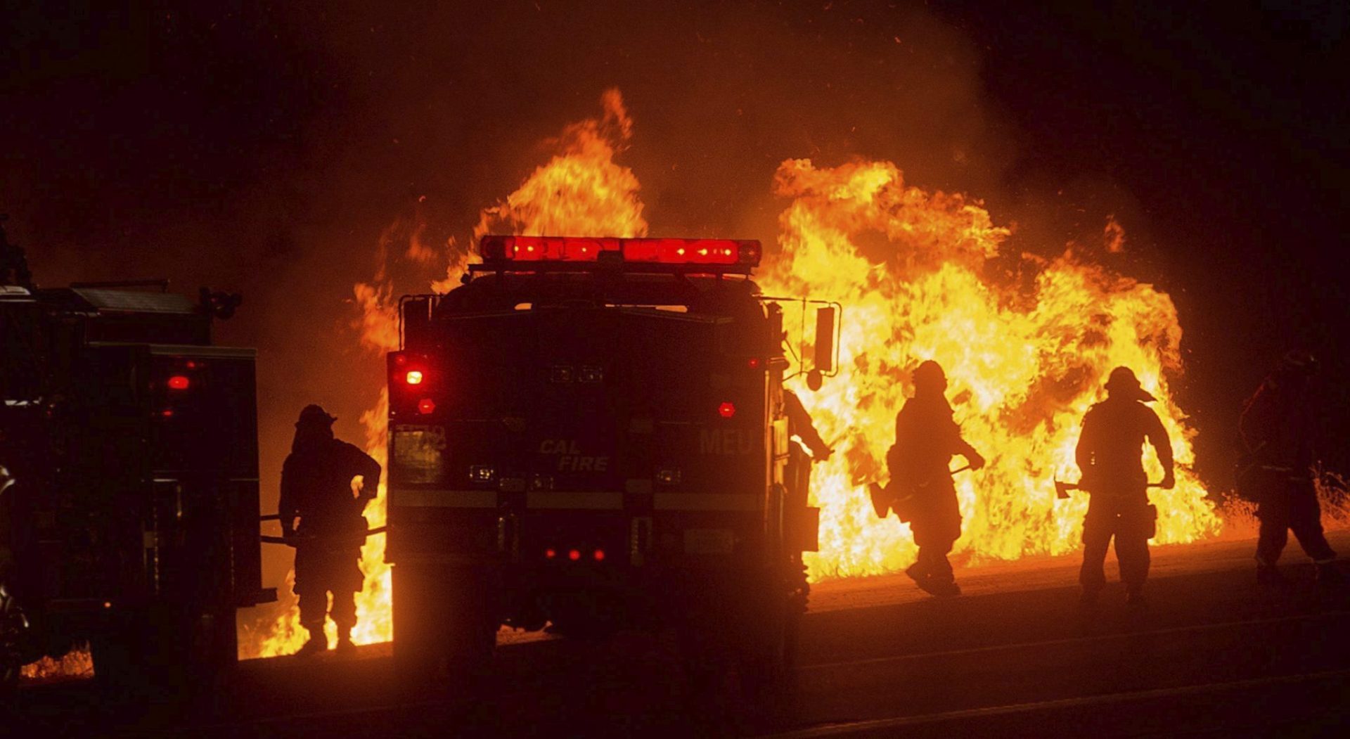 Bomberos luchan contra un fuego en California.