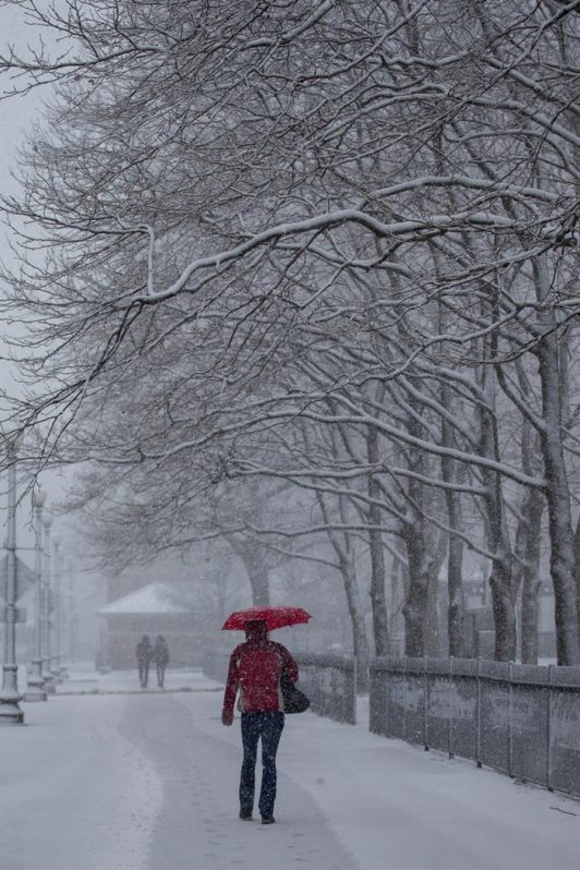 Una mujer camina bajo la nieve en Providence, en Rhode Island, Estados Unidos