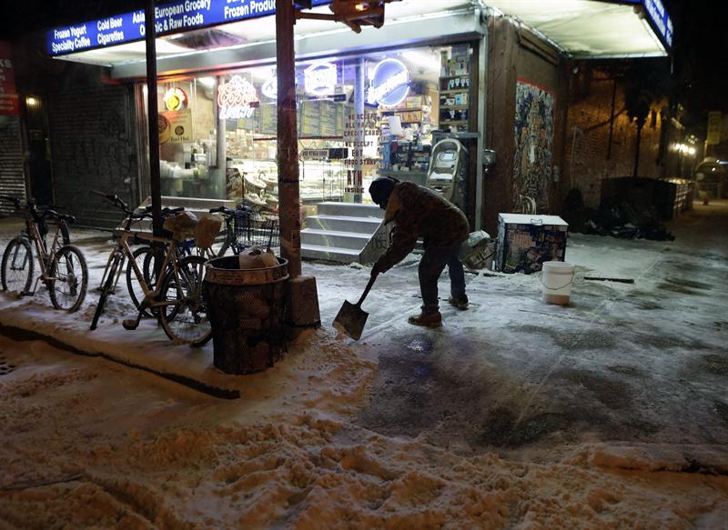 Un hombre retira nieve el 2 de enero de 2014, en Nueva York (EE.UU.).