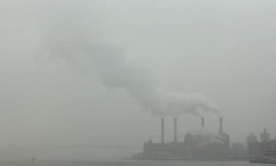 nubes de humo provenientes de una planta de energía en Nueva York.