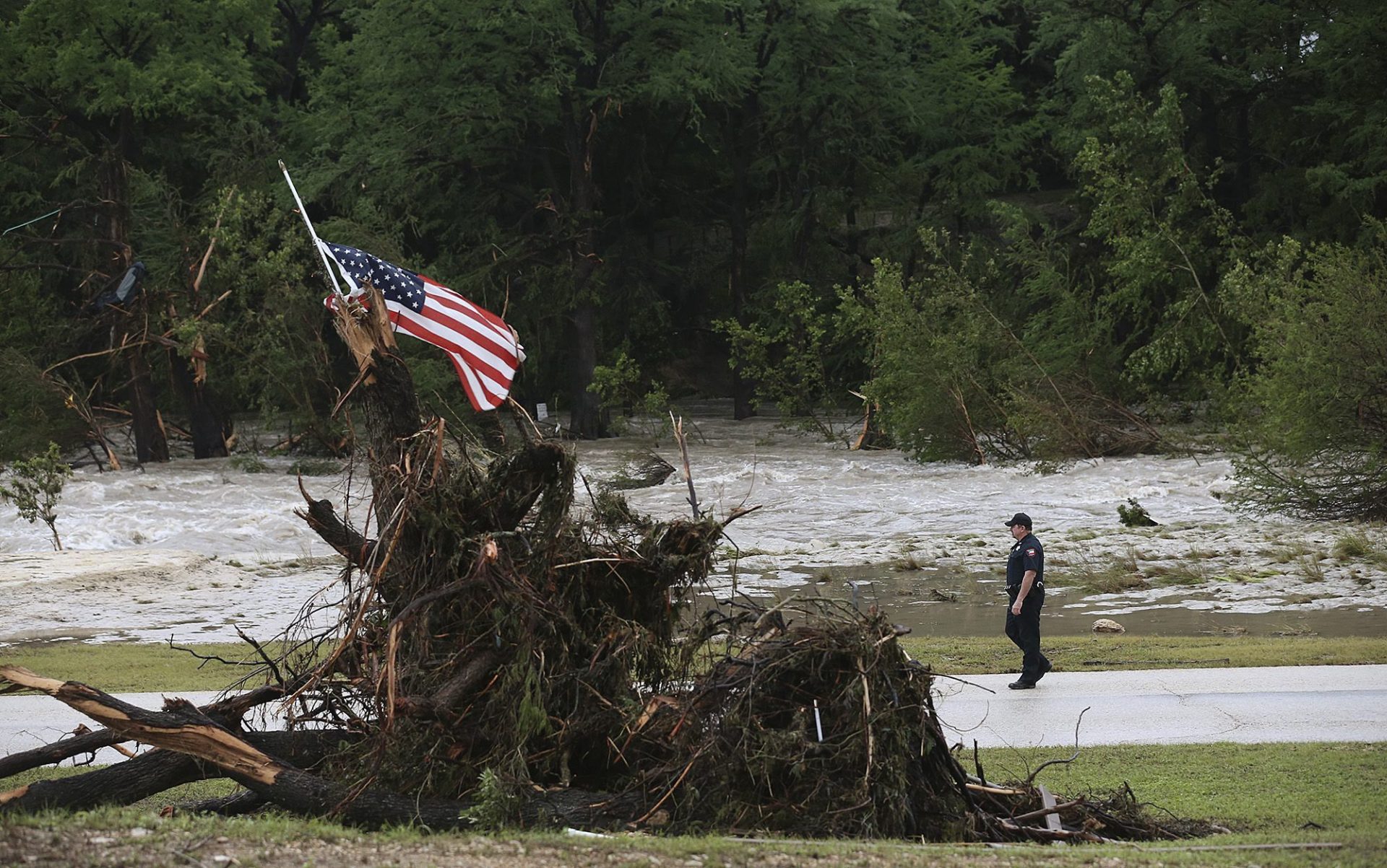 Un patrullero camina junto a un río en Wimberley, Texas (EE.UU.) a la búsqueda de desaparecidos.