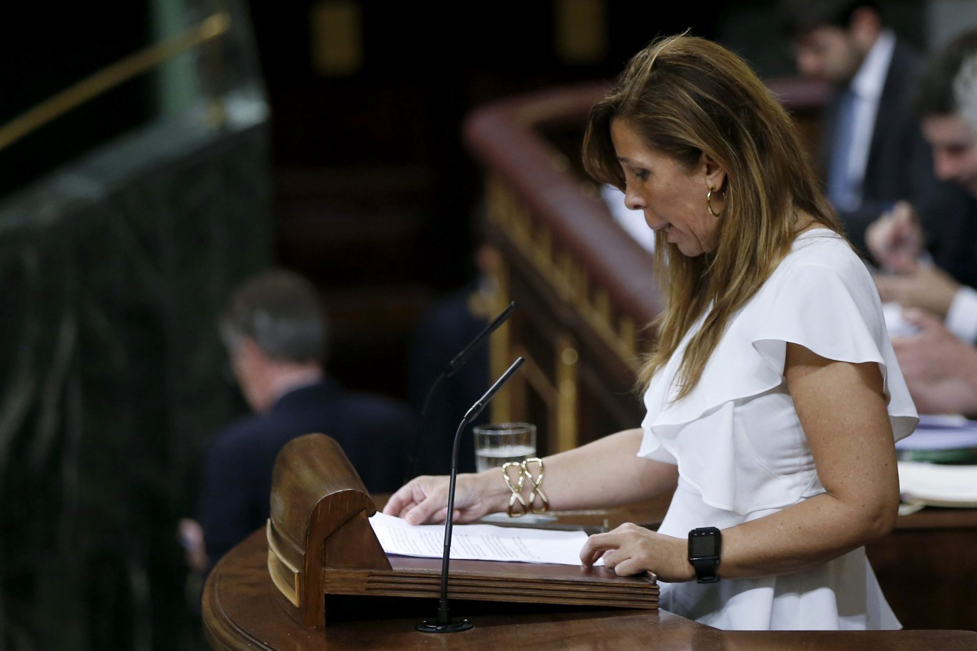 La secretaria primera del Congreso, Alicia Sánchez Camacho, lee la declaración institucional. EFE/Chema Moya