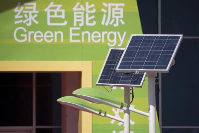 PEKÍN (CHINA)- Productos de energía solar, de viento y nuclear son mostrados en la sexta Exhibición de Productos de Energía Solar y de Ingeniería Fotovoltáica en Pekín (China). Este país es líder en el área de energía alternativa. EFE/Adrian Bradshaw
