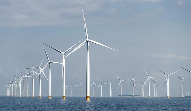 URK (HOLANDA) 21/06/2016.- Vista general de los molinos de viento de las nuevas instalaciones "Westermeerwind" en Urk, Holanda hoy, 21 de junio de 2016. Los 48 molinos de viento generan una cantidad de energía renovable comparable al consumo de 160.000 hogares. EFE/Remko De Waal