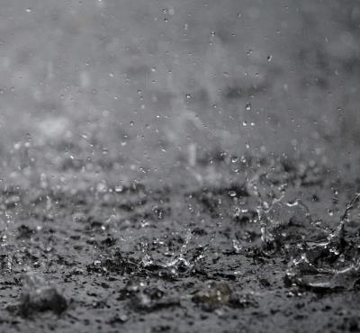SAN SEBASTIÁN, 28/02/2014.- Vista de la lluvia cayendo en el suelo hoy en San Sebastián, donde hoy se esperan abundantes precipitaciones. EFE/Javier Etxezarreta