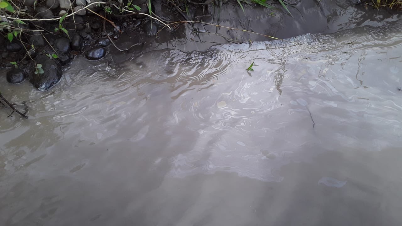 Vertido petróleo río Coca Amazonia Ecuador
