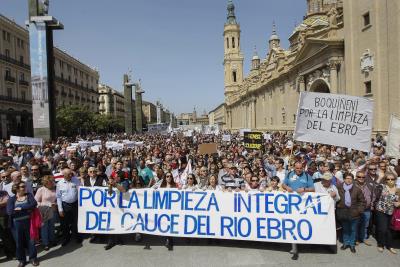 Manifestación en reivindicación de la limpieza integral del cauce del Ebro para evitar los daños de los pueblos de la ribera cuando aumenta el caudal.