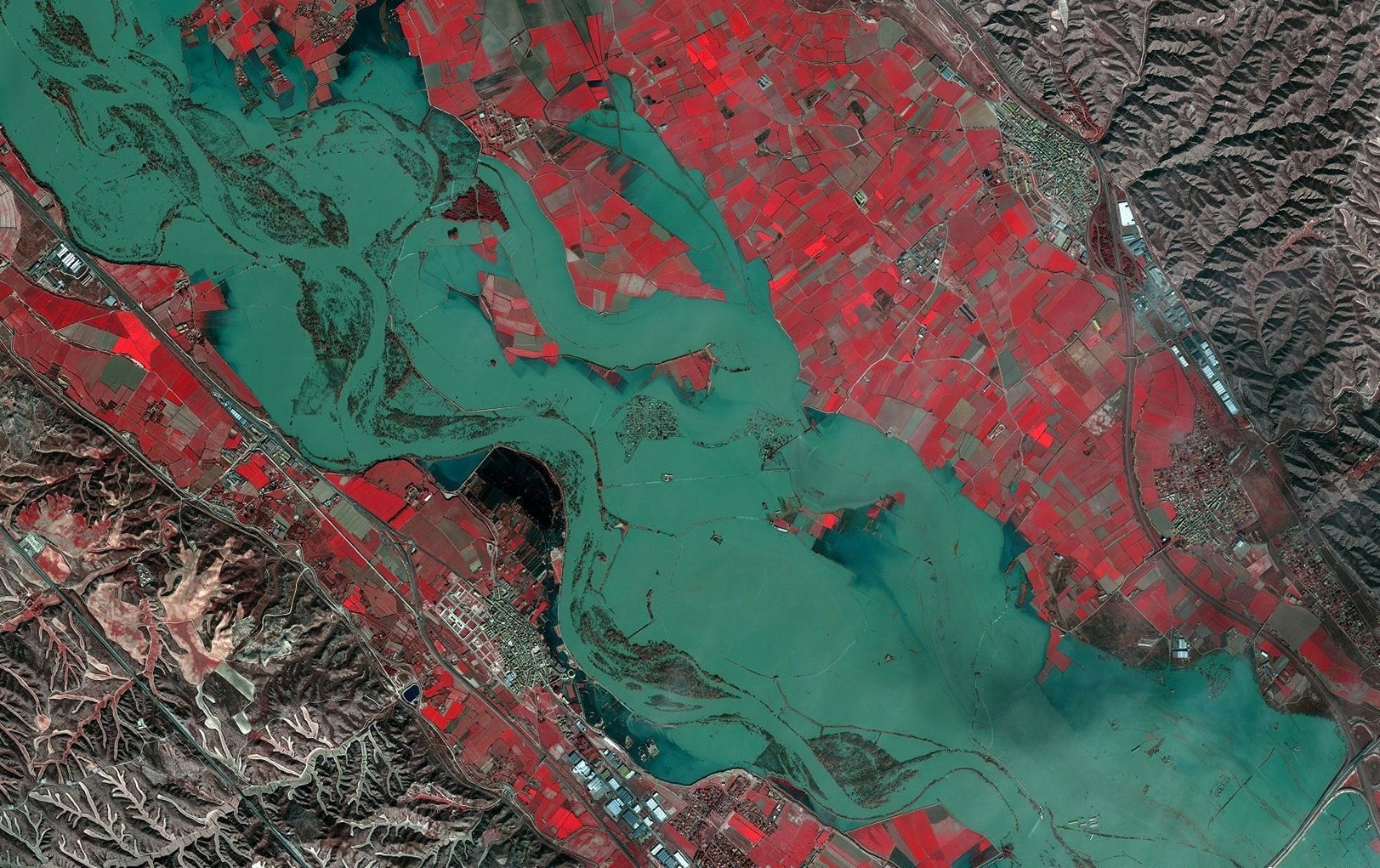 Imagen de la crecida del Ebro cerca de Zaragoza captada por el satélite de Elecnor Deimos, tomada el 2 de marzo.