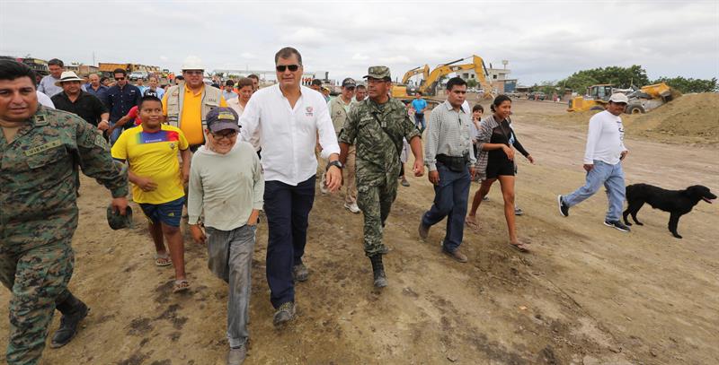 Correa (c) recorre unos terrenos para reasentamiento de viviendas en Manta. 