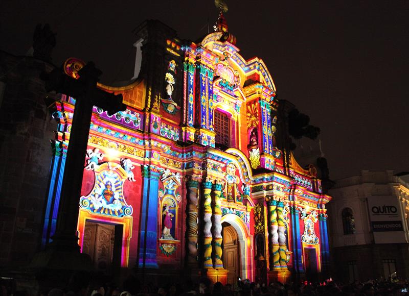 La Iglesia de La Compañía, en Quito, adornada con luces. 