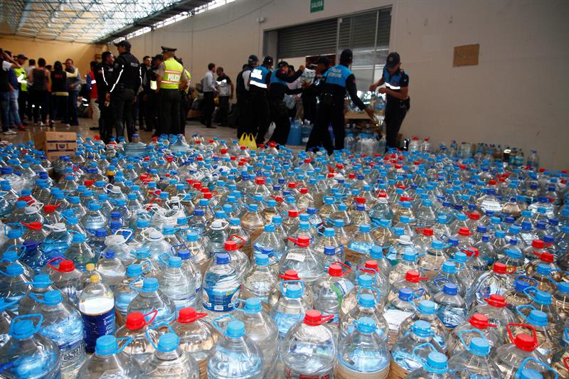 Los ecuatorianos han colaborado al llamado para donar alimentos, ropas y frazadas para damnificados del sismo en Quito. 