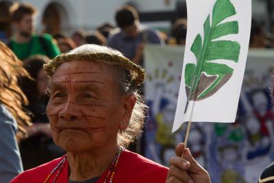 Una indígena se manifiesta contra la petrolera Chevron.