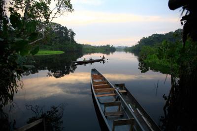 Vista de las embarcaciones que la comunidad Sani Isla de Ecuador, utiliza en su vida diaria en la Amazonía.